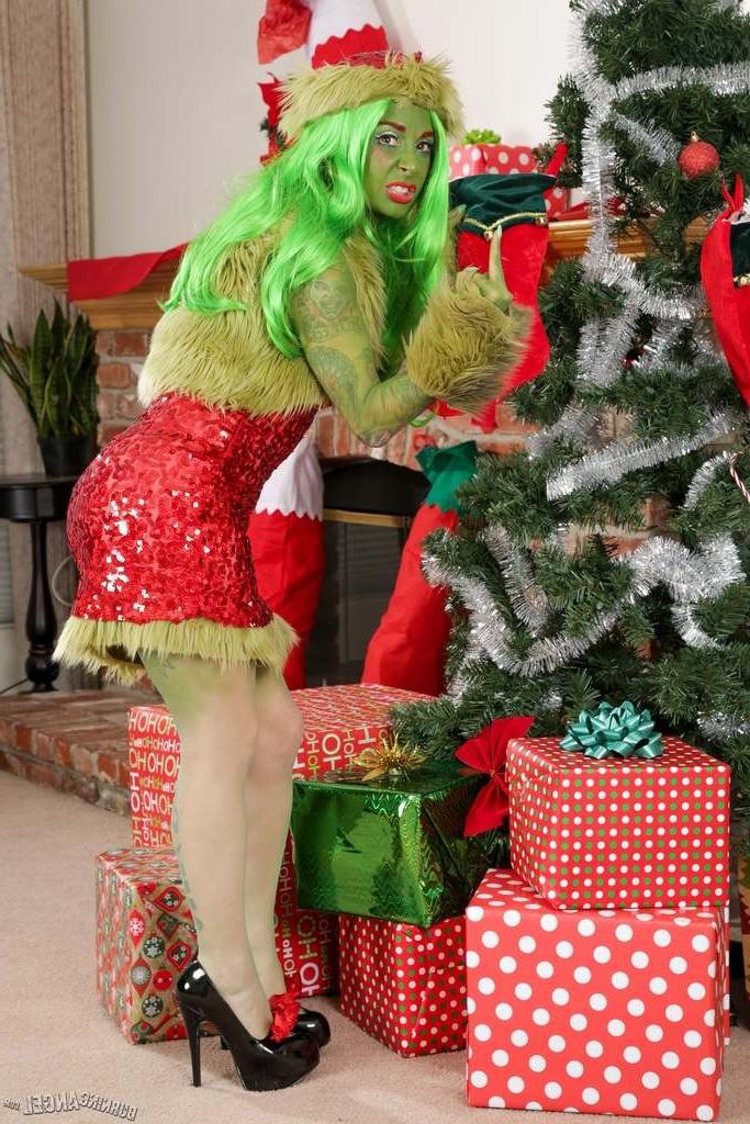 14P Joanna Angel the grinch gaped pussy for Christmas 