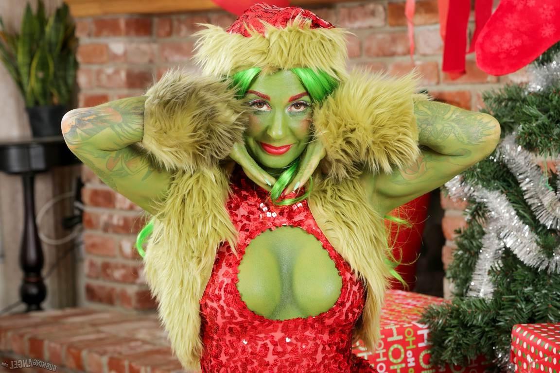 14P Joanna Angel the grinch gaped pussy for Christmas 