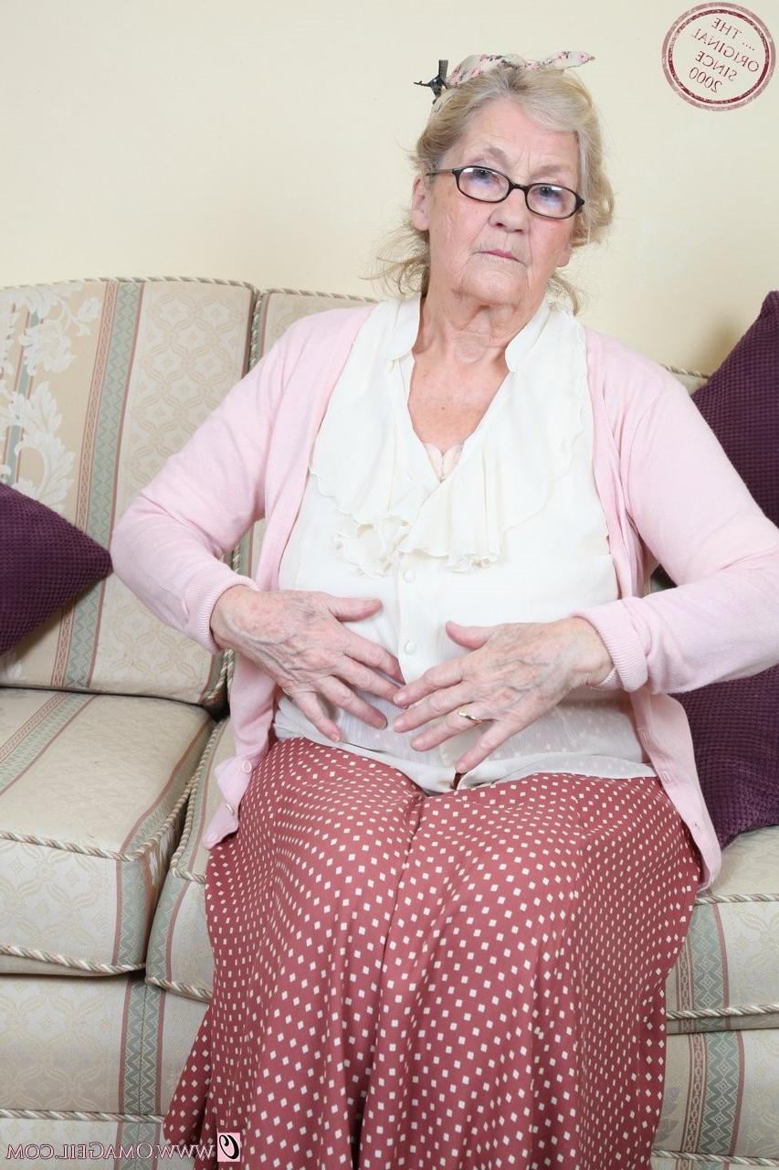 16P Grannies with wrinkled bodies and their hairy pussies