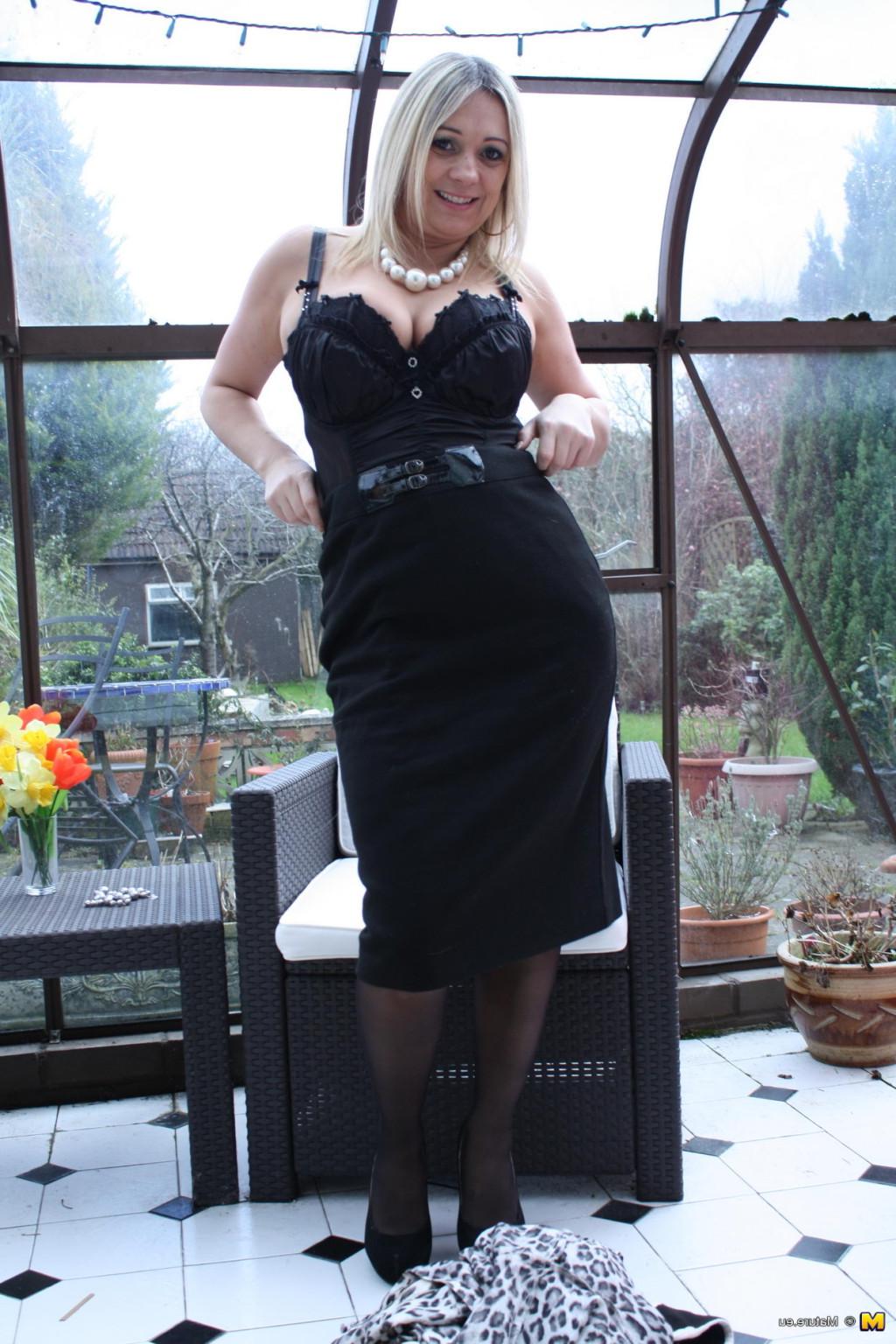 16P Hot big breasted British housewife teasing us