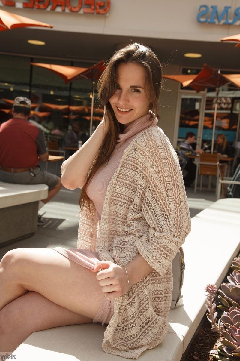 12P Hot amateur with a big round butt