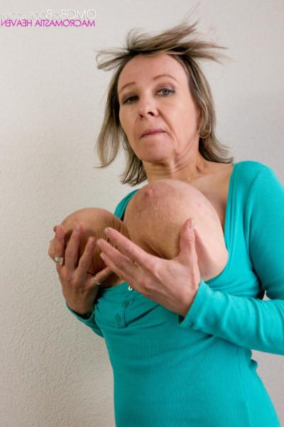 15P Mature amateur sends big boobs flying through the air