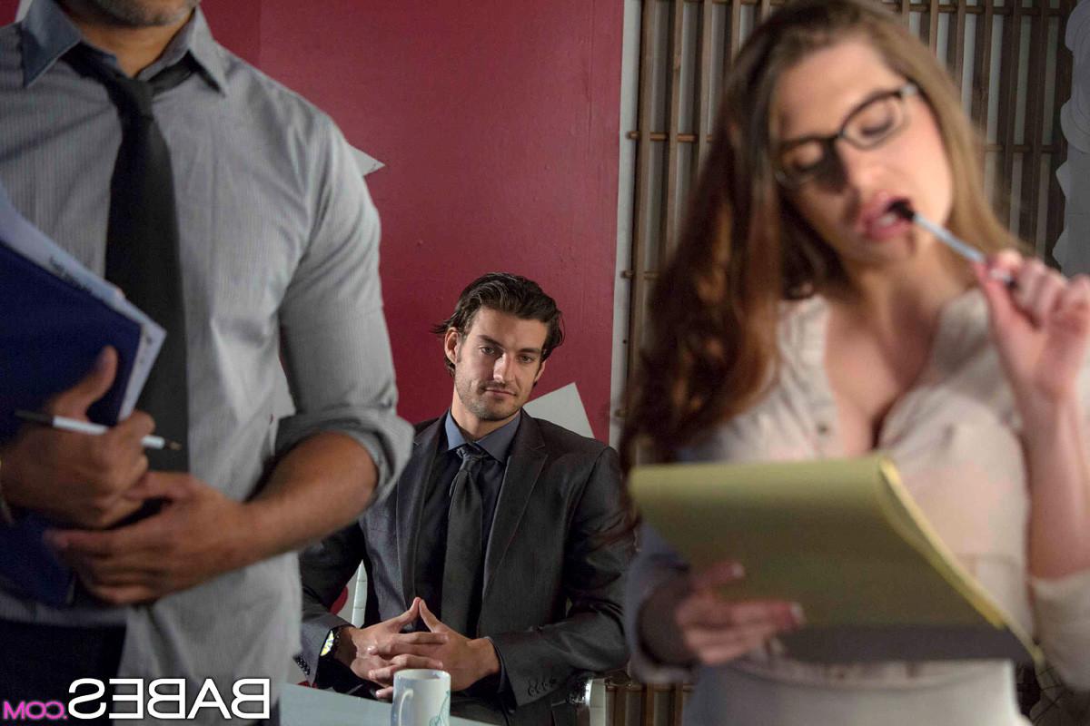 15P Sexy secretary Veronica Vain seduces her boss in his office