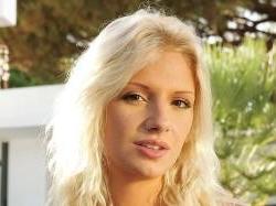 15P Gorgeous blonde babe shows us her pretty pink pussy