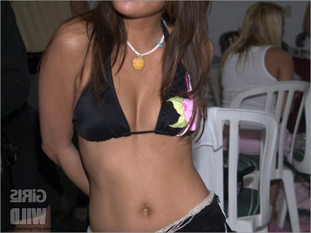 15P Young beach babes in tiny bikinis flash their tits