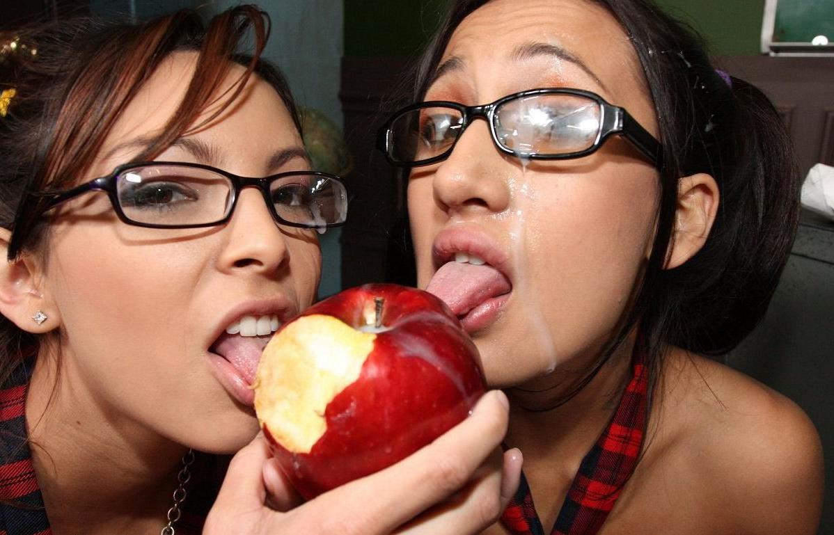 20P kinky amateur girls eating their food with cum