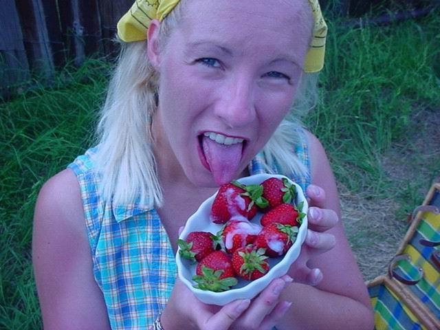 20P kinky amateur girls eating their food with cum