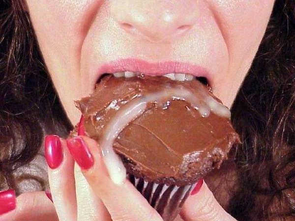 20P kinky amateur girls eating their food with cum