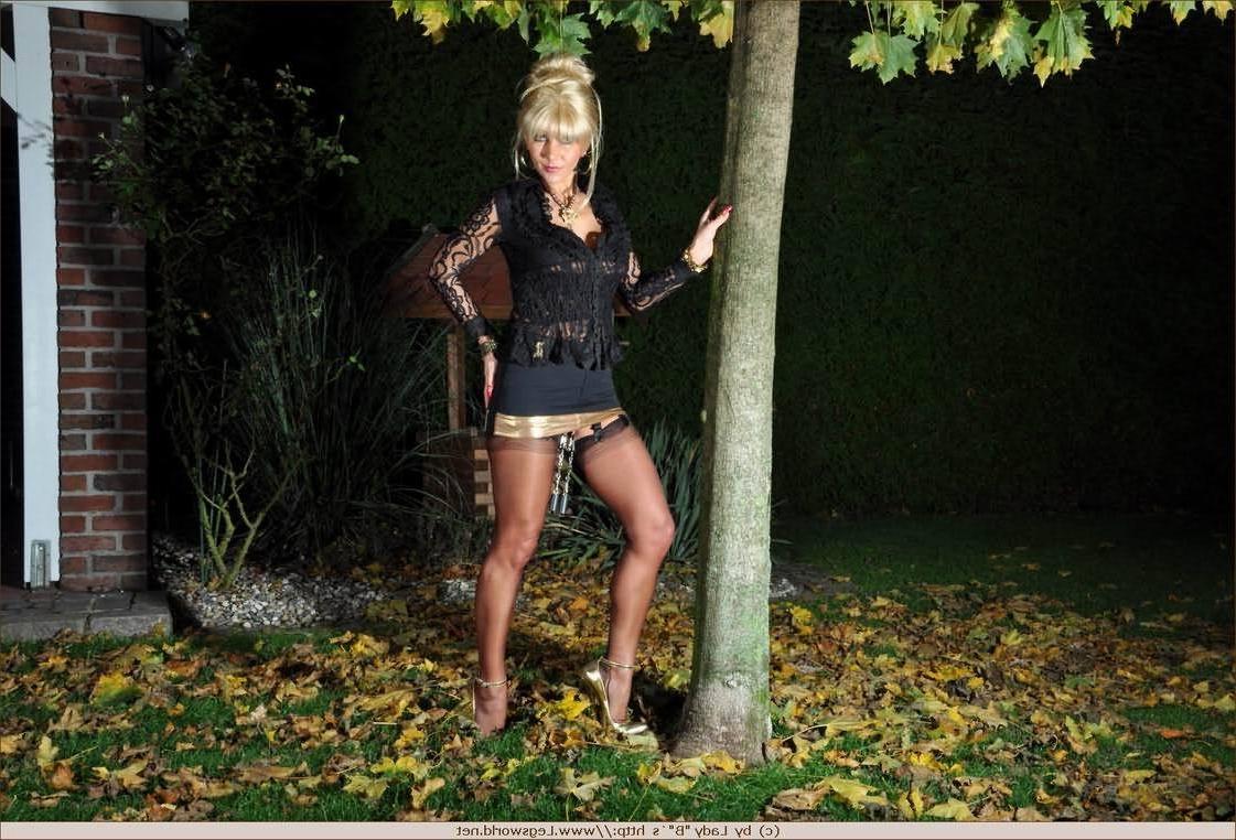12P German Ewa in stockings with pussy clips