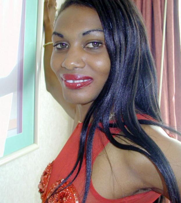 20P Gifted black shemale naked on floor