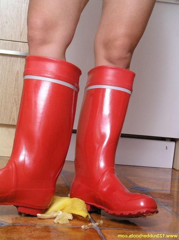20P Hot girl crushing vegetables with her rubber boots