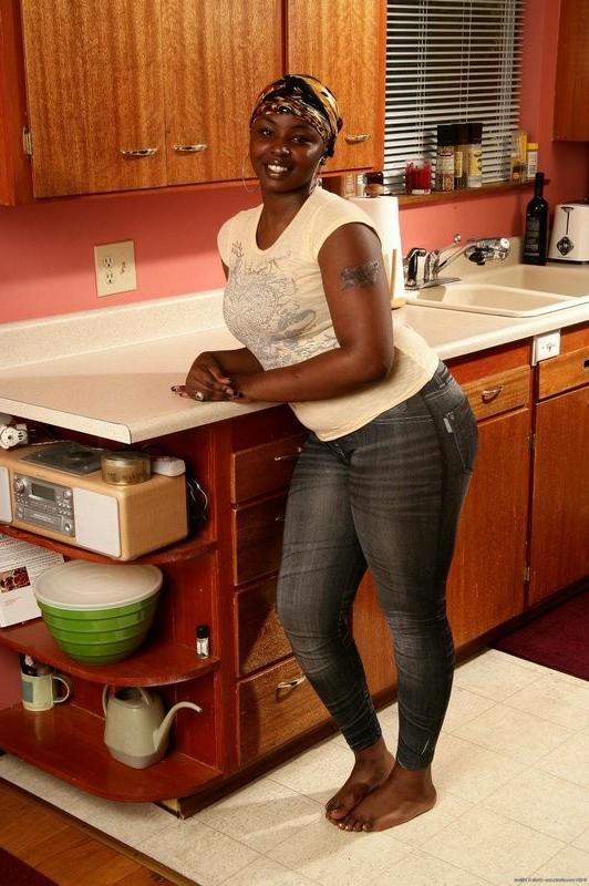 15P Thick ass ebony Chocolate shows her hairy bush