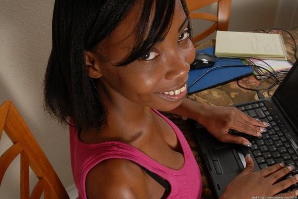 15P Juicy exposes her hot ebony booty