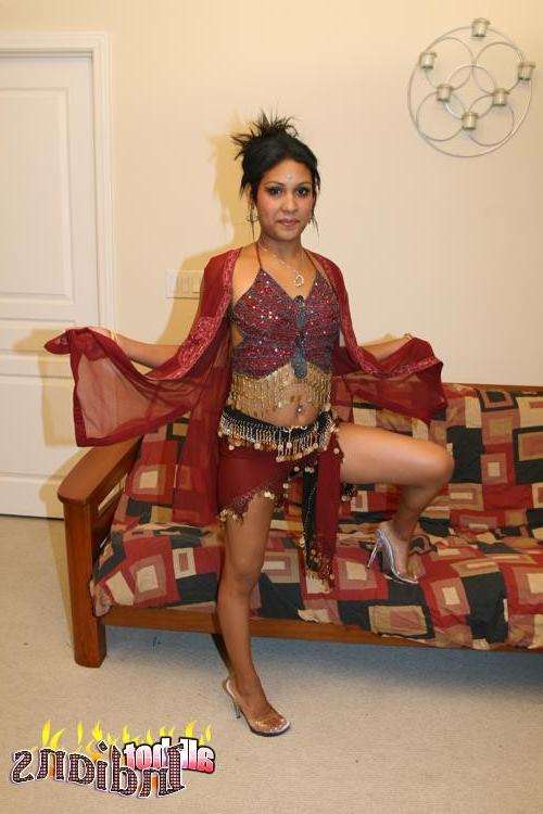 15P Ponytailed Indian wench strips and shows her round boobies