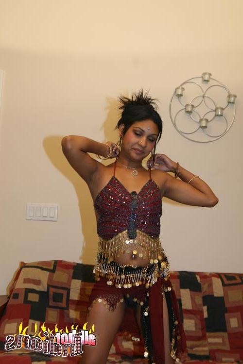15P Ponytailed Indian wench strips and shows her round boobies