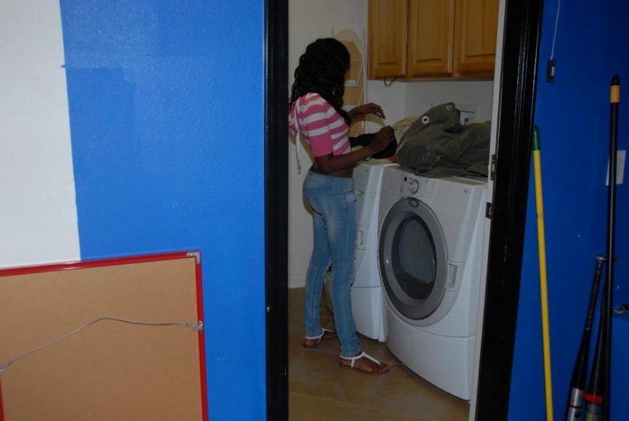 16P A black booty babe gets fucked while she is doing the laundry