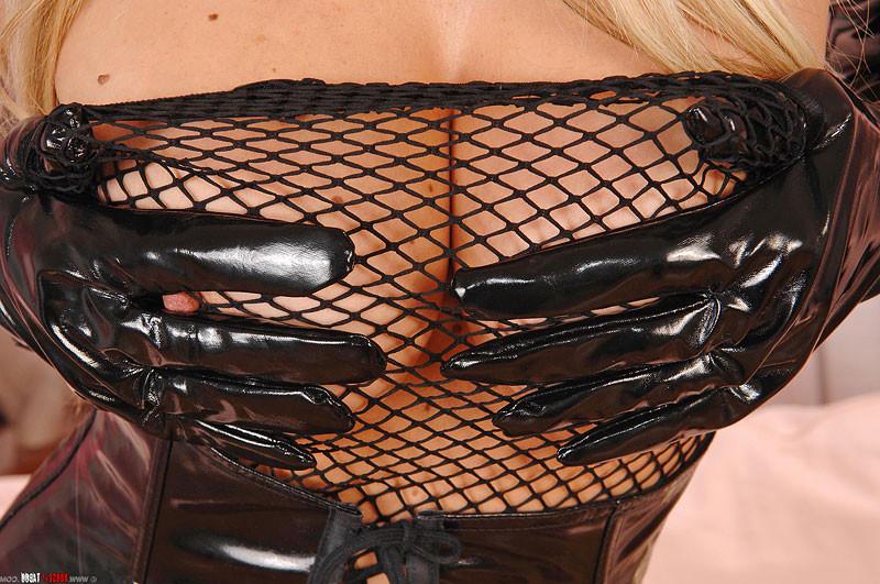 16P Die blonde, vollbusige Nikita Valentin in schwarzem Latex spielt mit der Peitsche