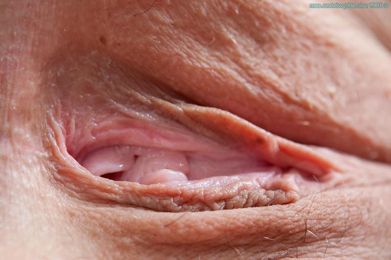 16P Blonde shows her pussy closeup