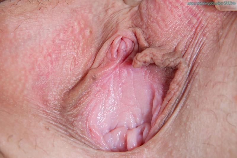16P Blonde shows her pussy closeup