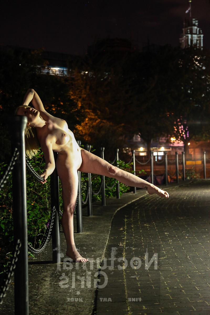 8P Satine Spark posing nude in the night time