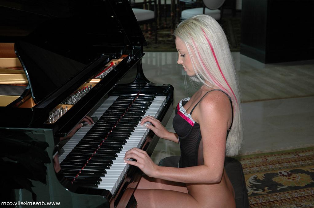 15P Sexy blonde pianist without underwear playing her piano