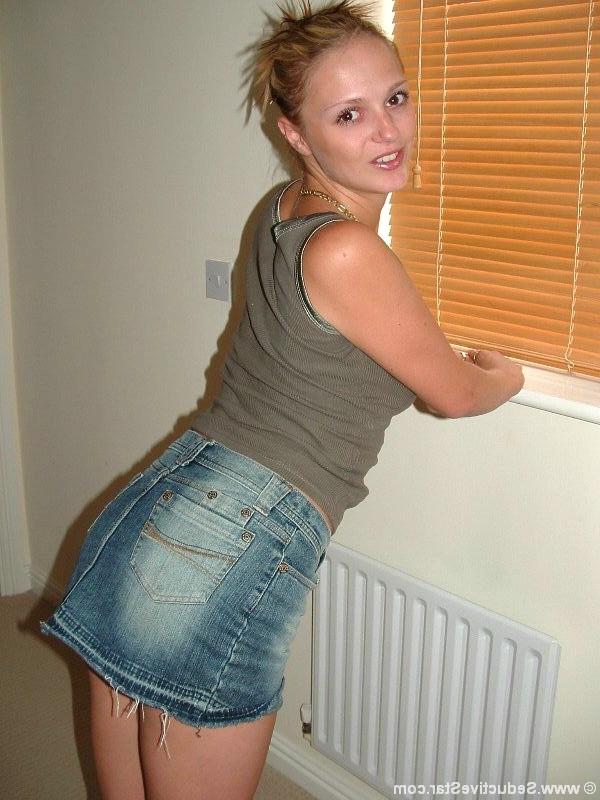 20P Naughty amateur blonde shows tight pink pussy