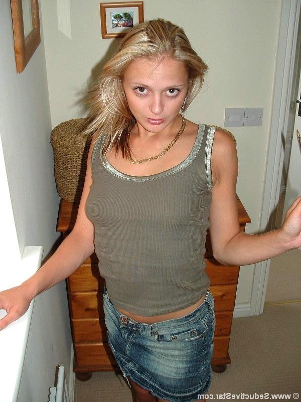 20P Naughty amateur blonde shows tight pink pussy