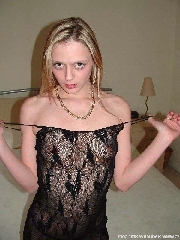 20P Attractive young blonde shows tight pink pussy