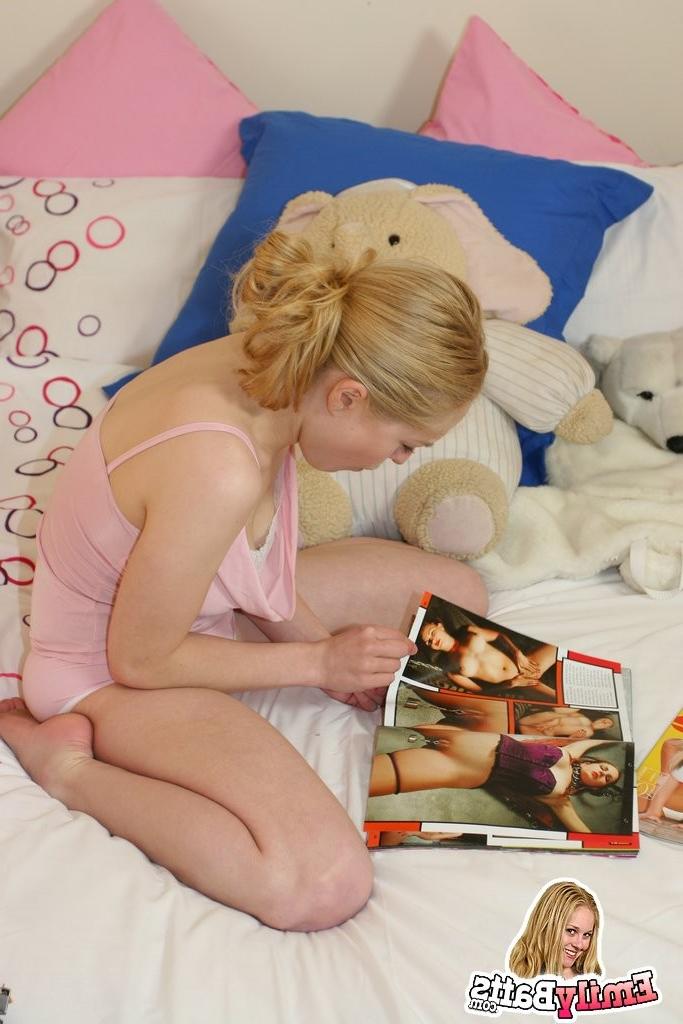 15P A hot blonde amateur teen fingering her nice pink pussy