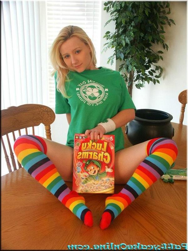 15P Young patty shows her big plump teen ass