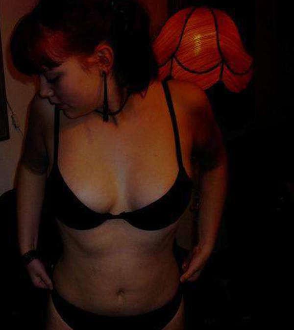 16P Pictures of an emo chick sucking on a boner