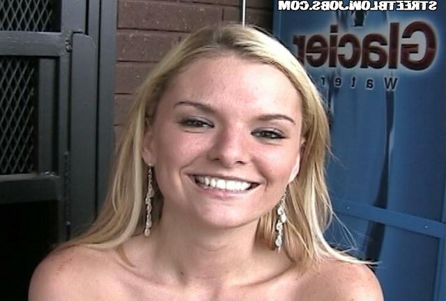 15P Movies of sexy brunette sucking some rod in the book store