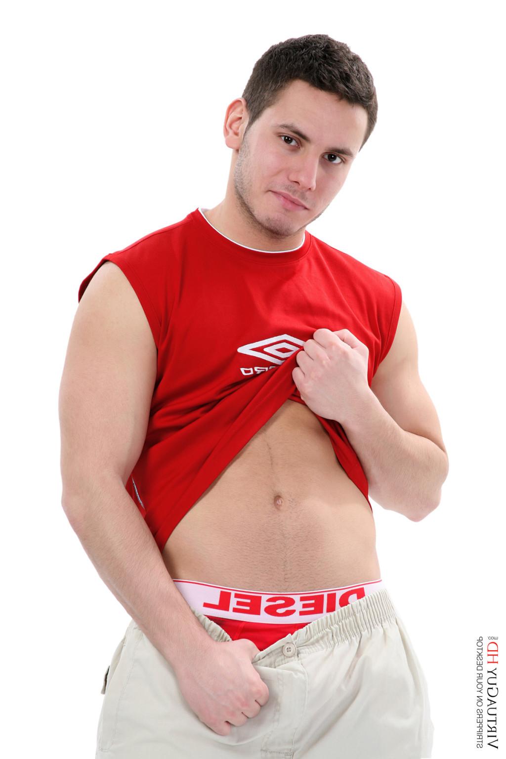 15P Stop watching pictures and get Cameron stripping on your desktop
