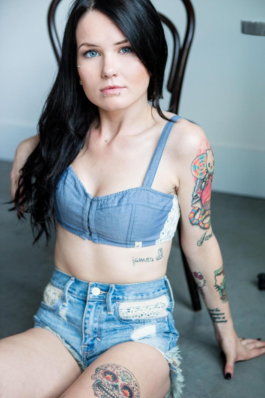 16P Goth Babe Gets Nude