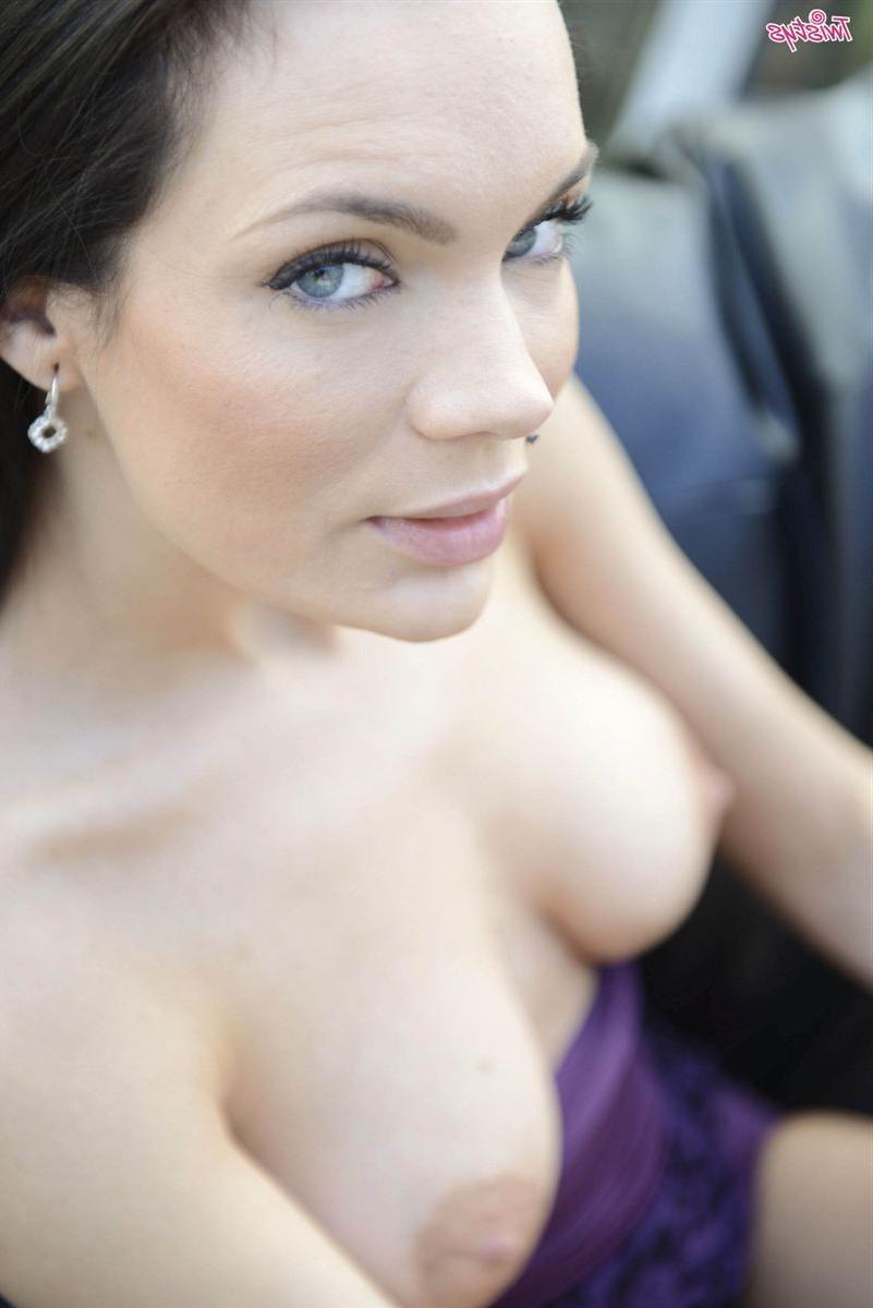 18P Kyla Fox exposes her nice tits on the balcony