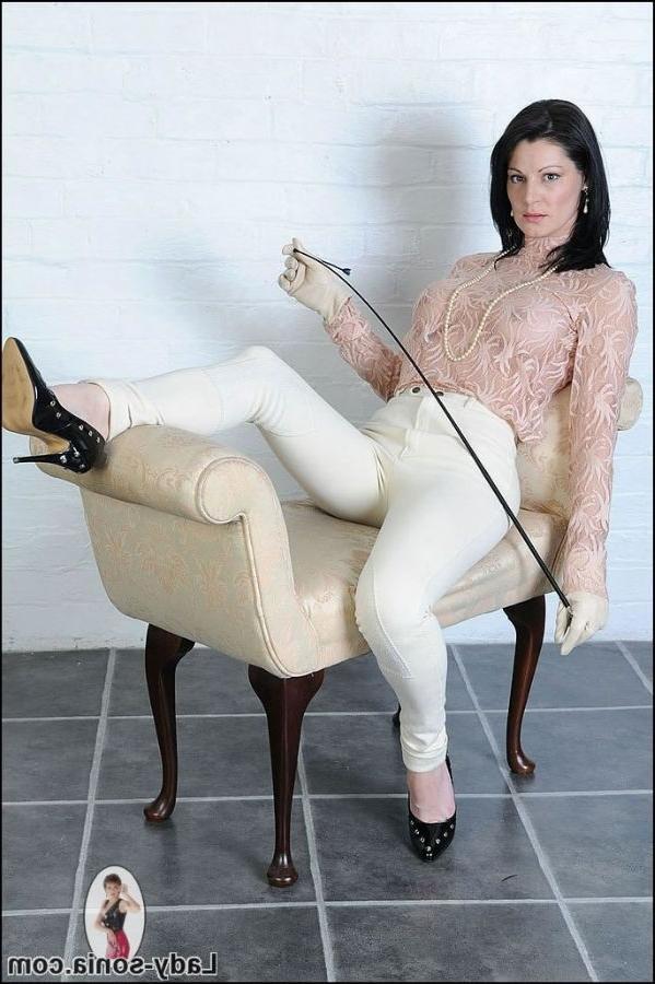 15P Strict mistress in high heels handles her favorite whip