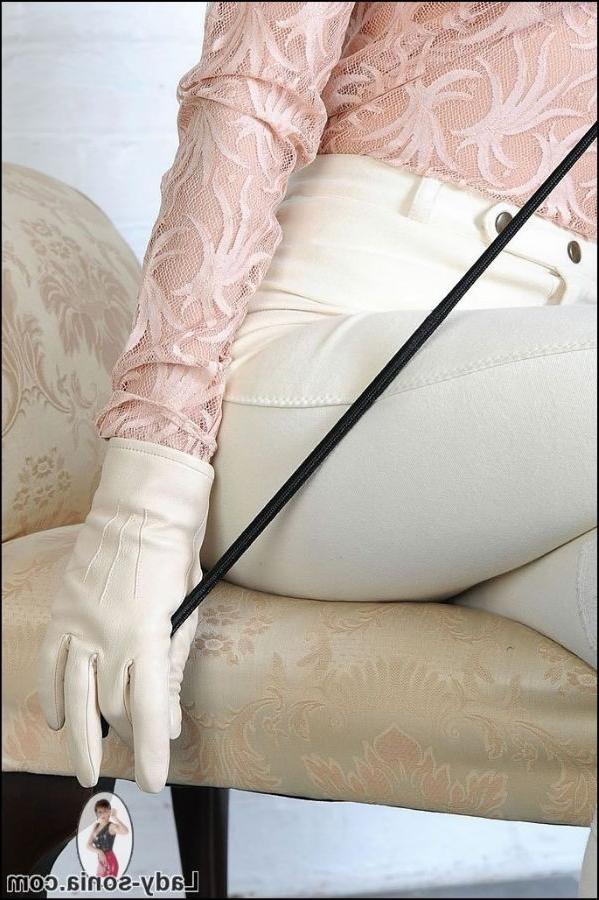 15P Strict mistress in high heels handles her favorite whip