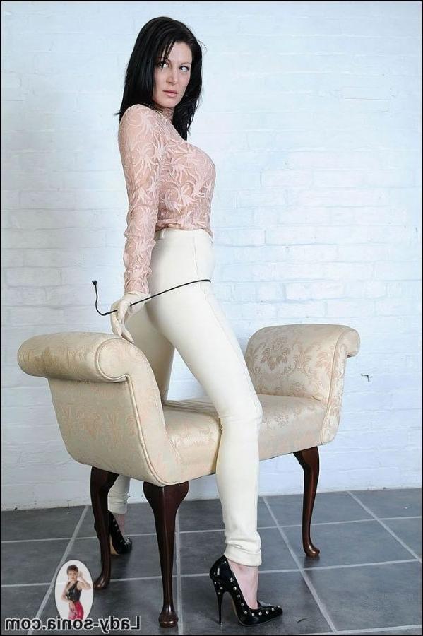 15P Strict mistress in high heels handles her favorite whip