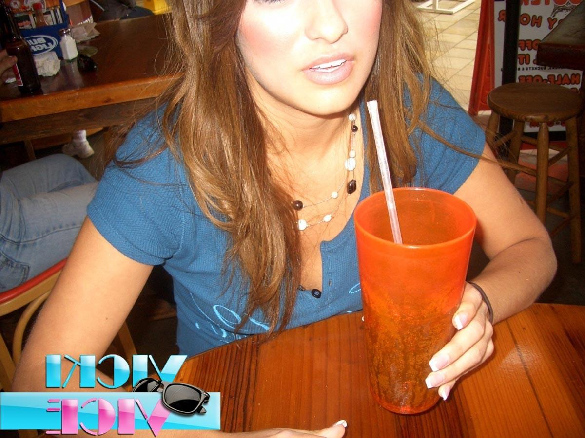 16P Candid pics of teen eating wings at hooters