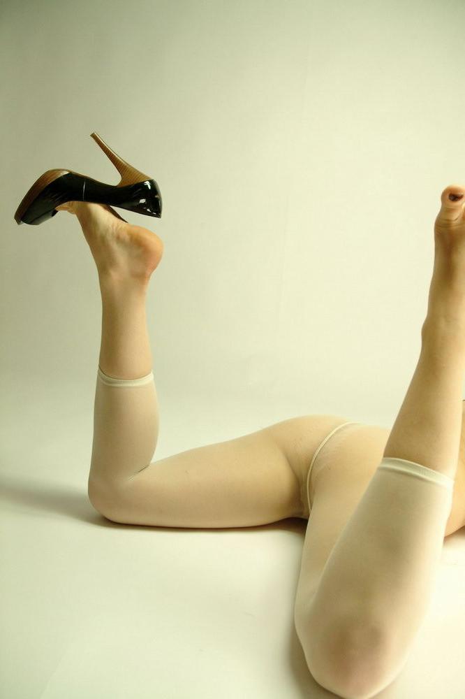 15P Pantyhosed Zee gets kinky with an equestrian whip and heels