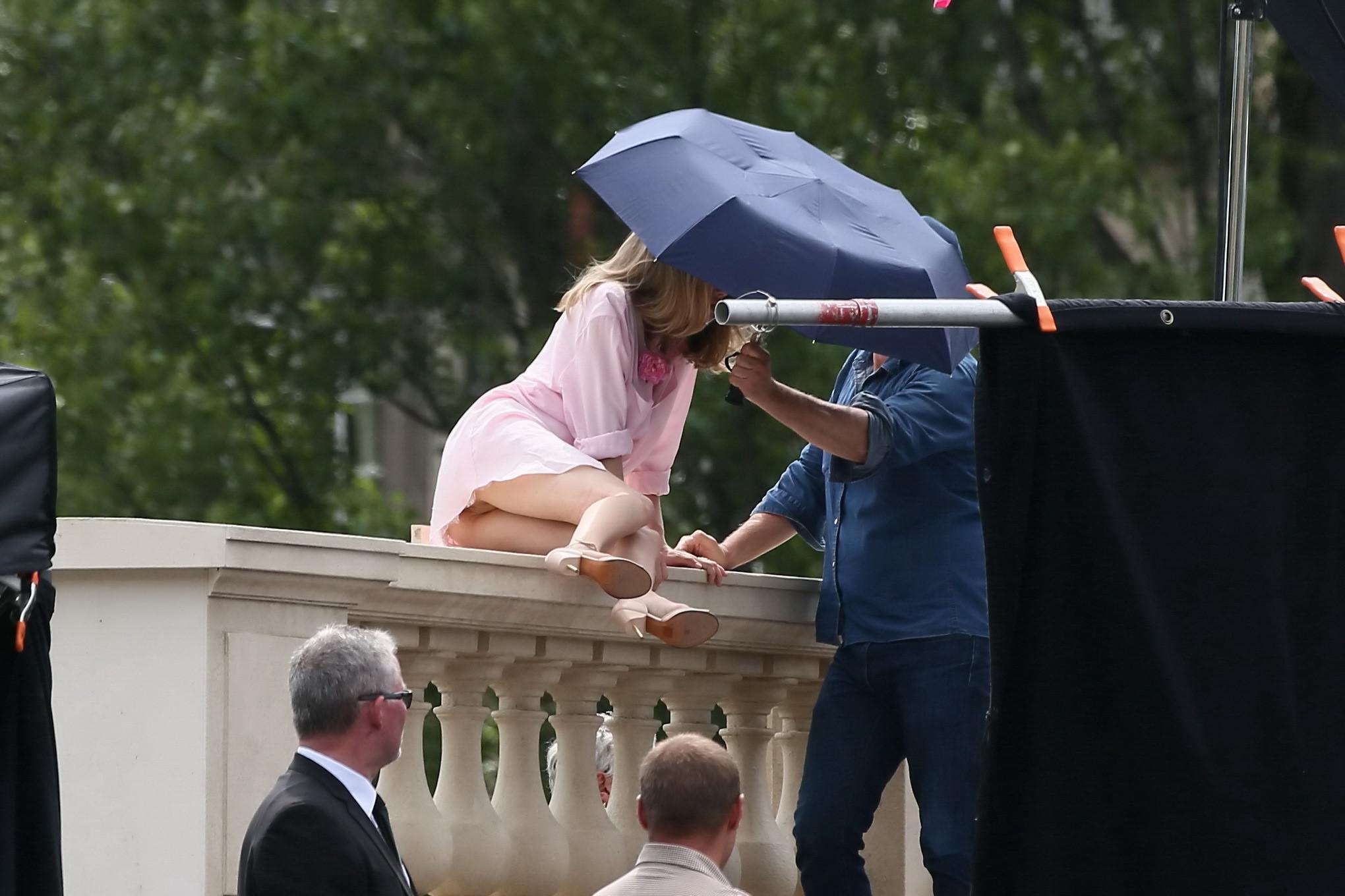 16P Amanda Seyfried pussy slip and nipple peek on balcony