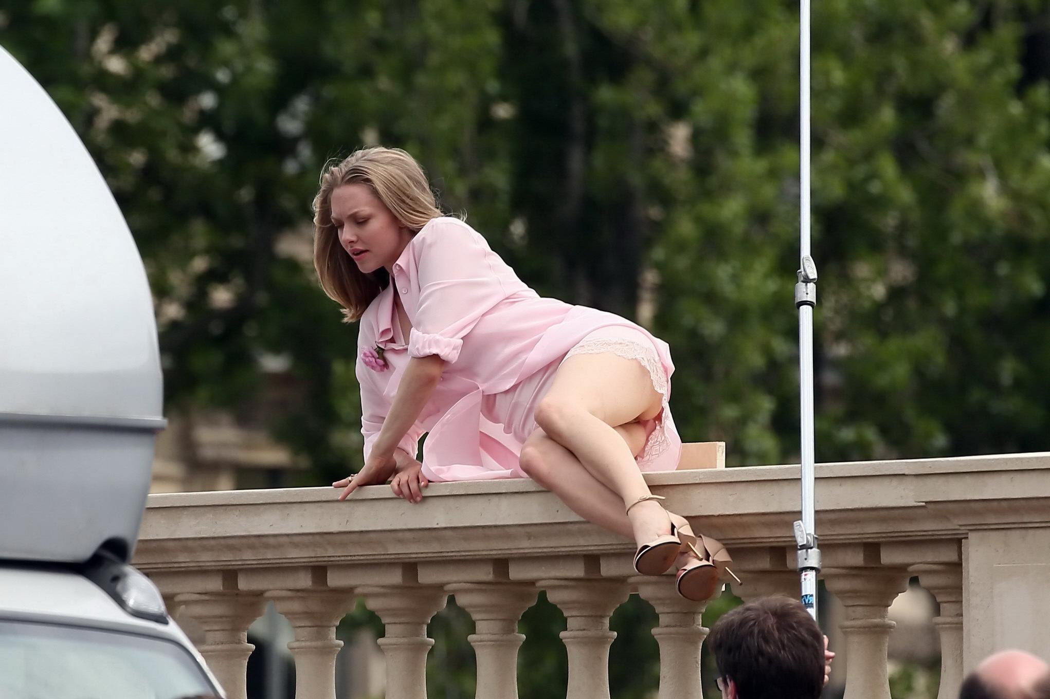 16P Amanda Seyfried pussy slip and nipple peek on balcony