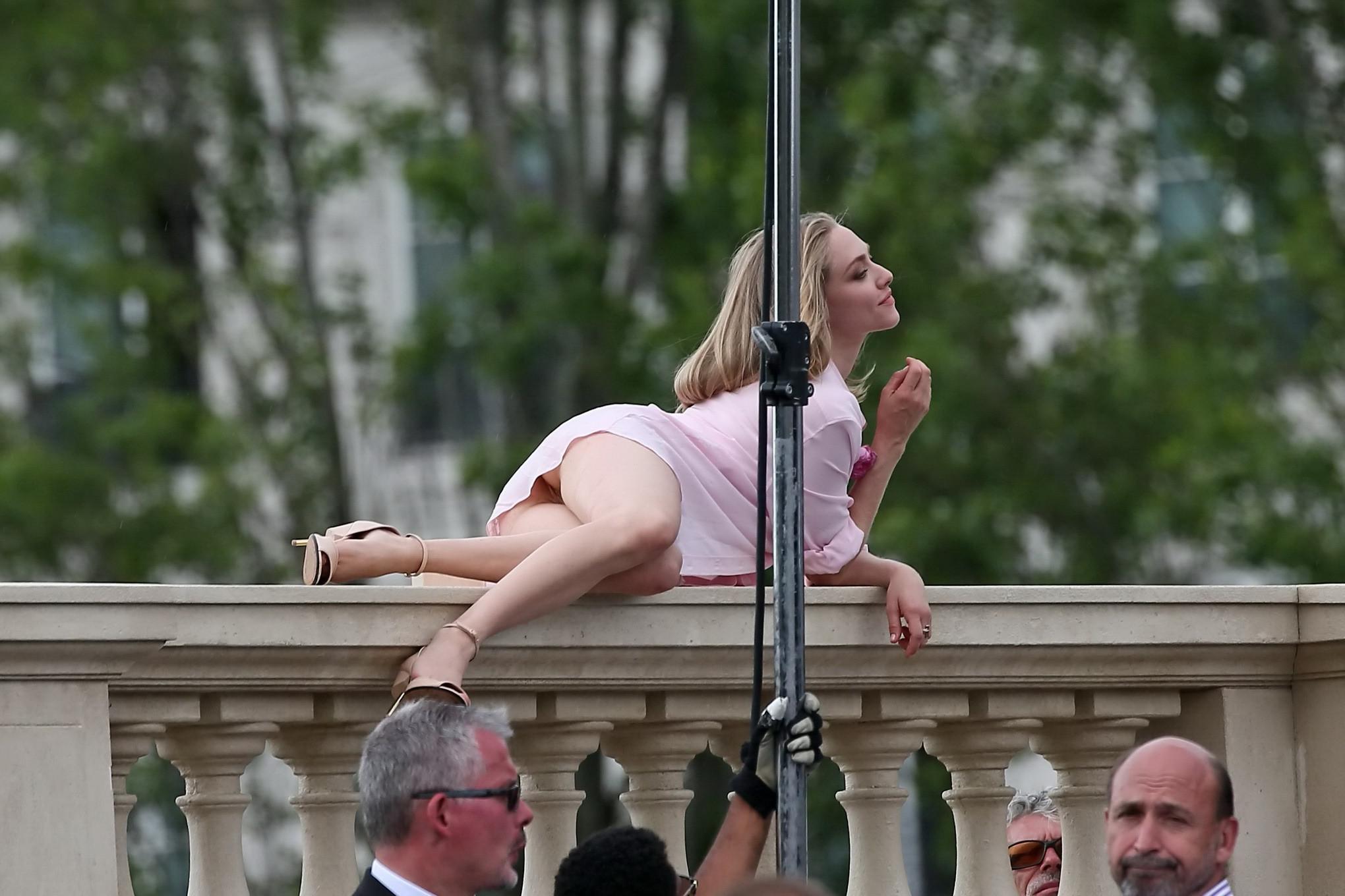 16P Amanda Seyfried pussy slip and nipple peek on balcony