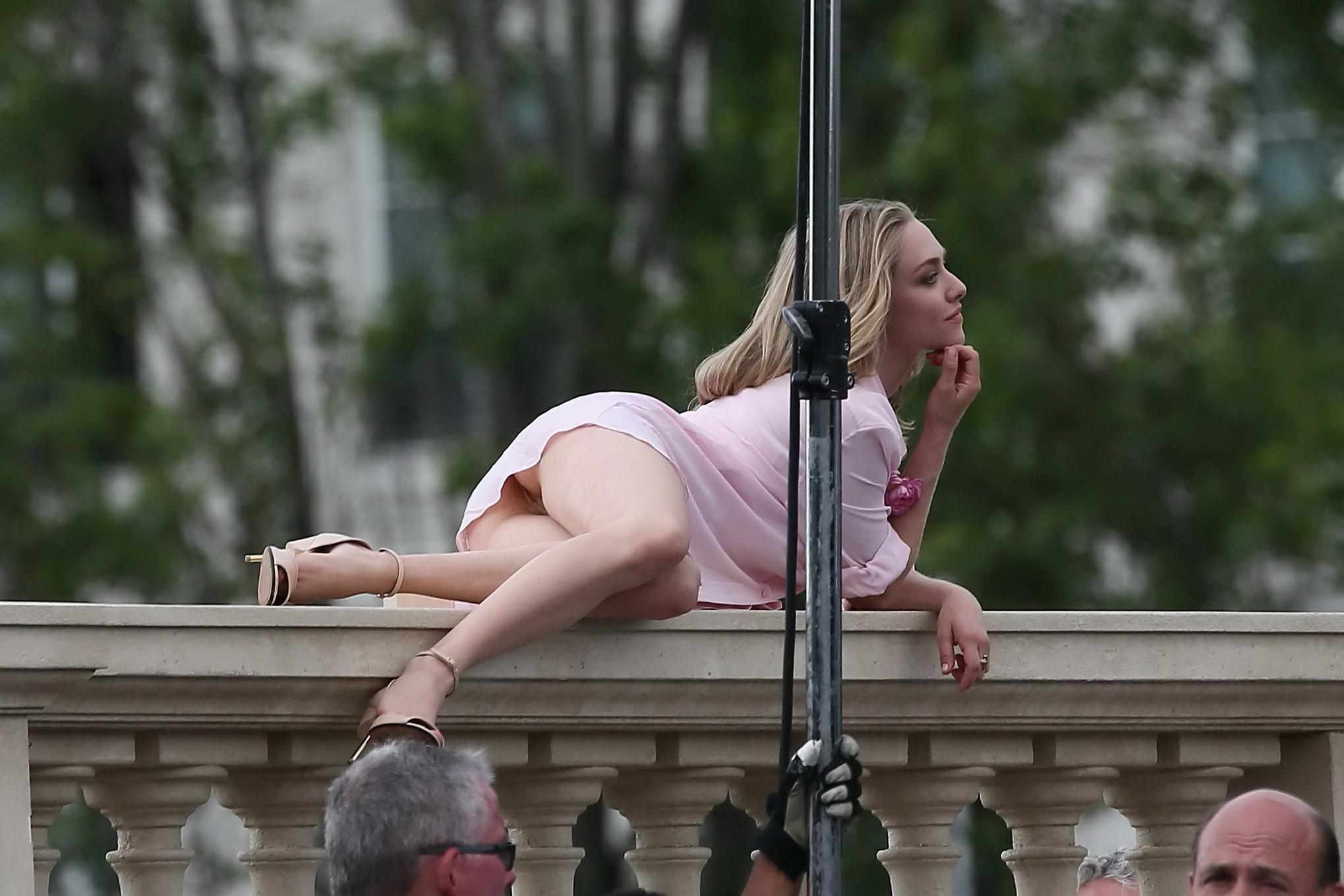 16P Amanda Seyfried pussy slip and nipple peek on balcony