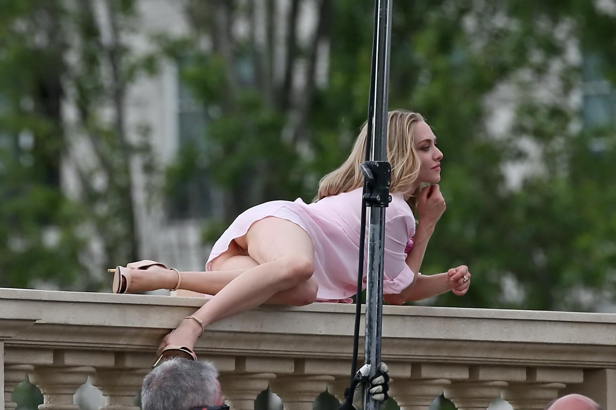 16P Amanda Seyfried pussy slip and nipple peek on balcony