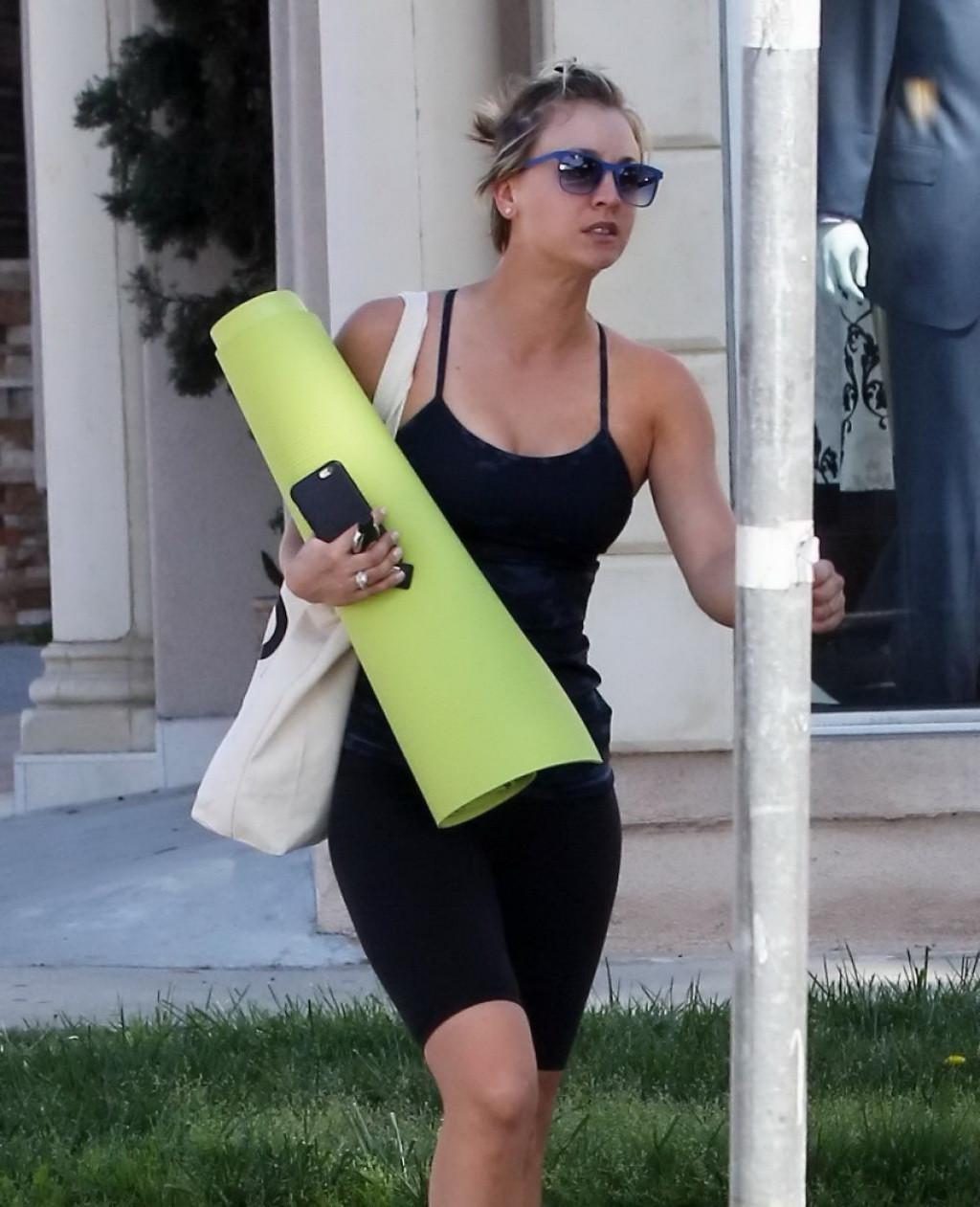 16P Kaley Cuoco busty and booty in tiny top and leggings leaving a yoga class in She