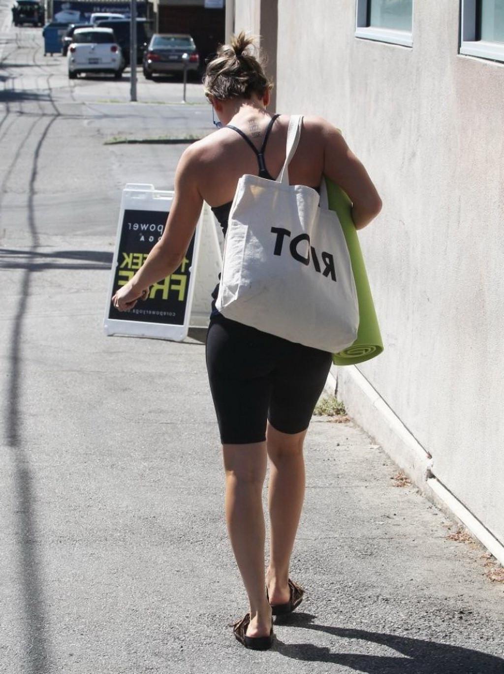 16P Kaley Cuoco busty and booty in tiny top and leggings leaving a yoga class in She
