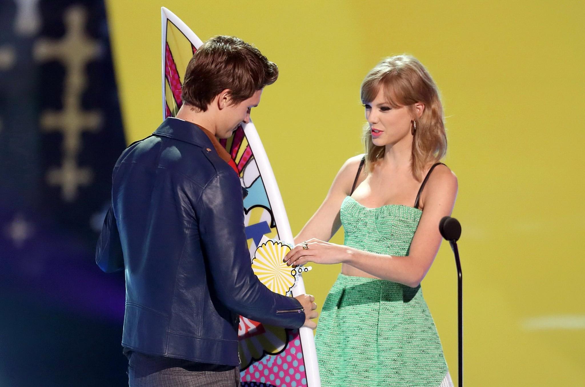 16P Taylor Swift wearing a low cut crop top at the  2014 Teen Choice Awards in LA