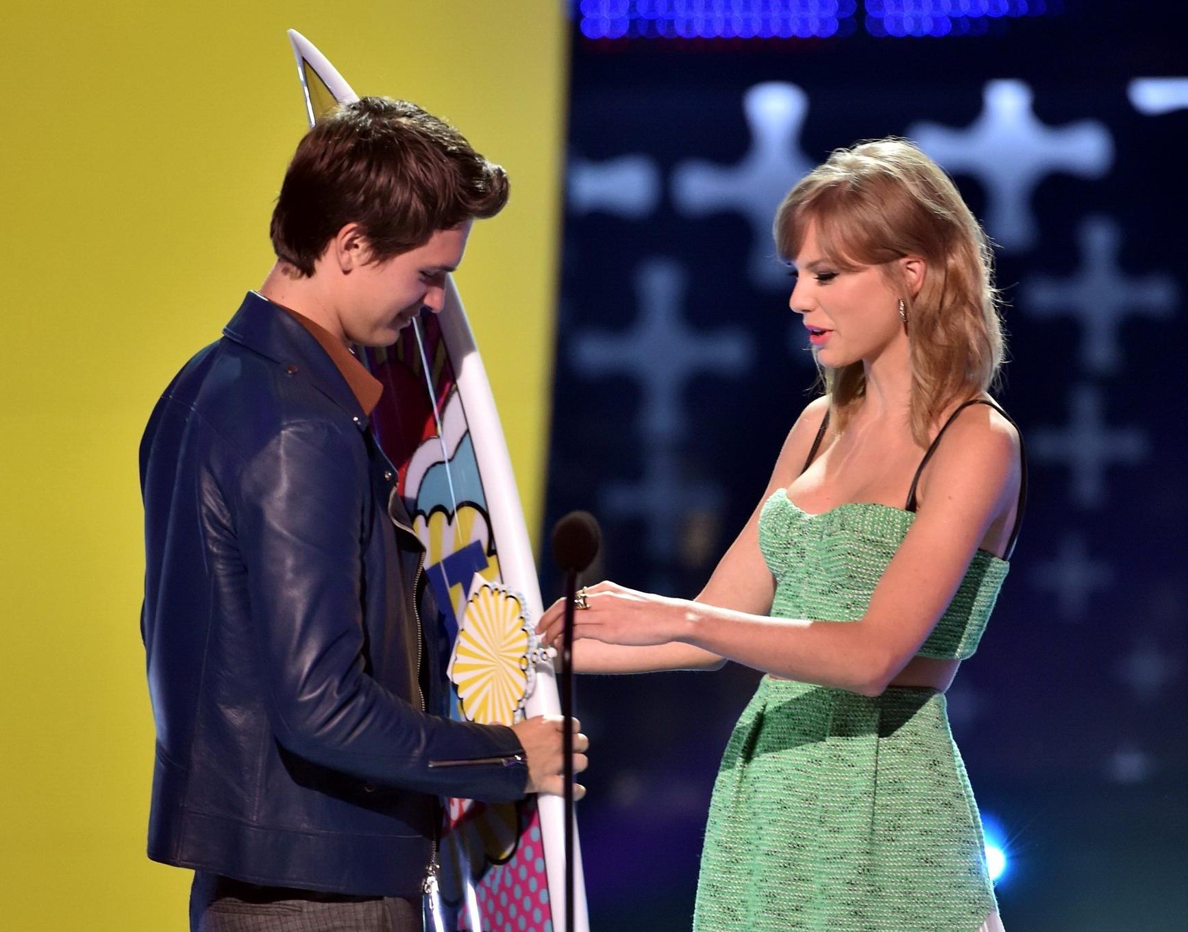 16P Taylor Swift wearing a low cut crop top at the  2014 Teen Choice Awards in LA