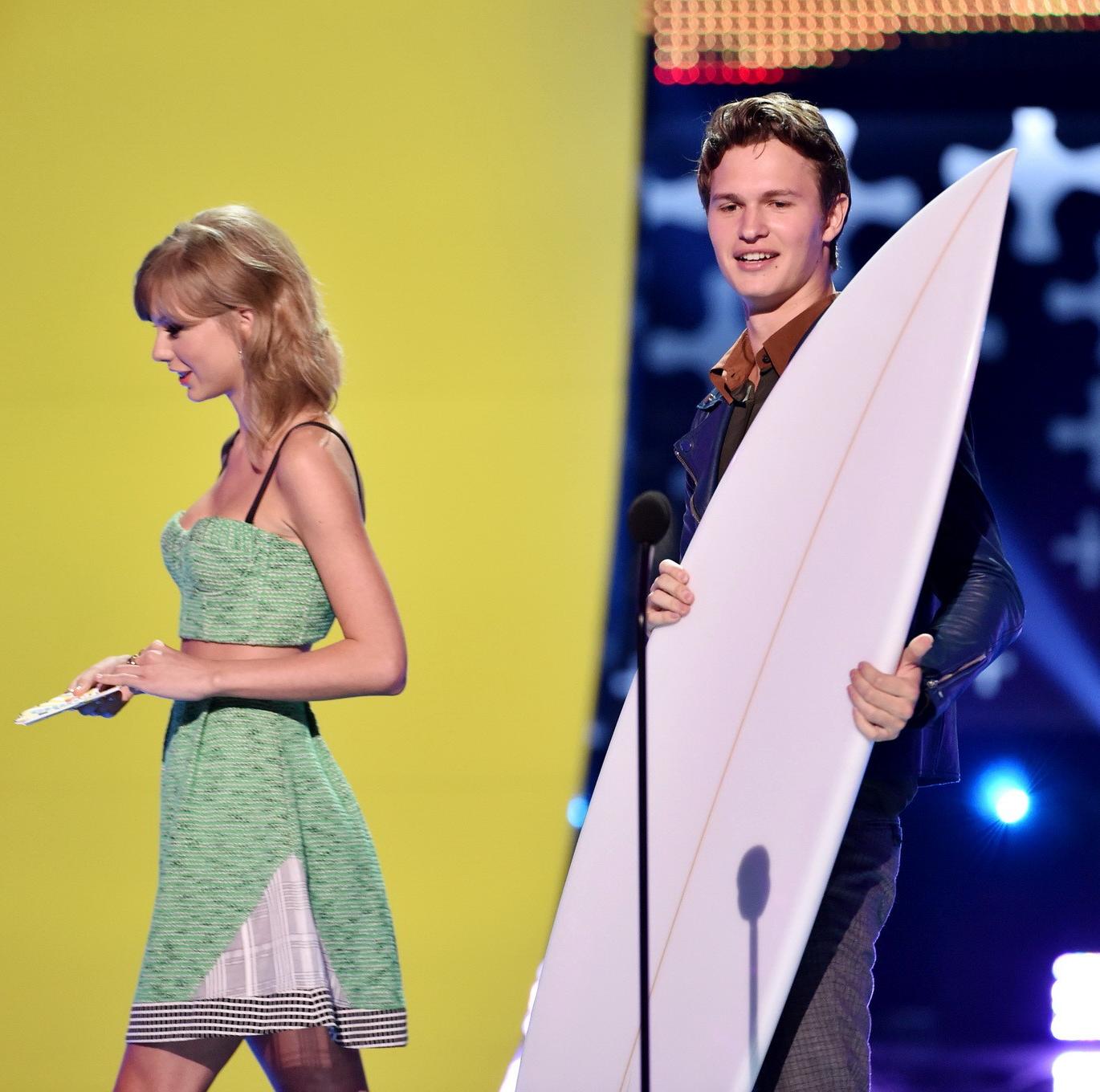 16P Taylor Swift wearing a low cut crop top at the  2014 Teen Choice Awards in LA